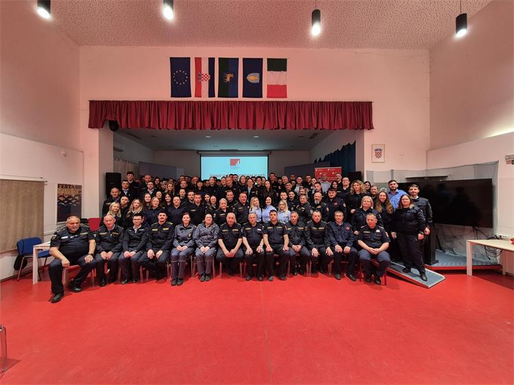 Slika /slike/Seminar za voditelje vatrogasne mladezi Fazana (1).jpg